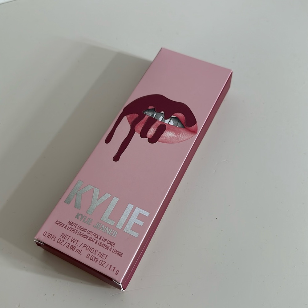 Kylie Jenner matte liquid lipstick and lip liner